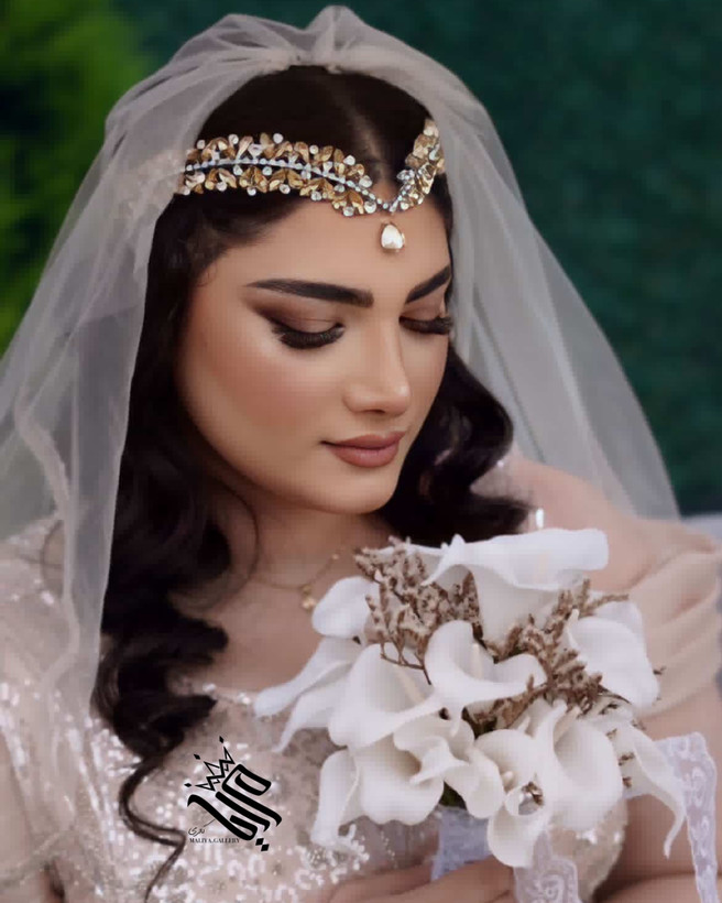 تاج پیشانی نورا